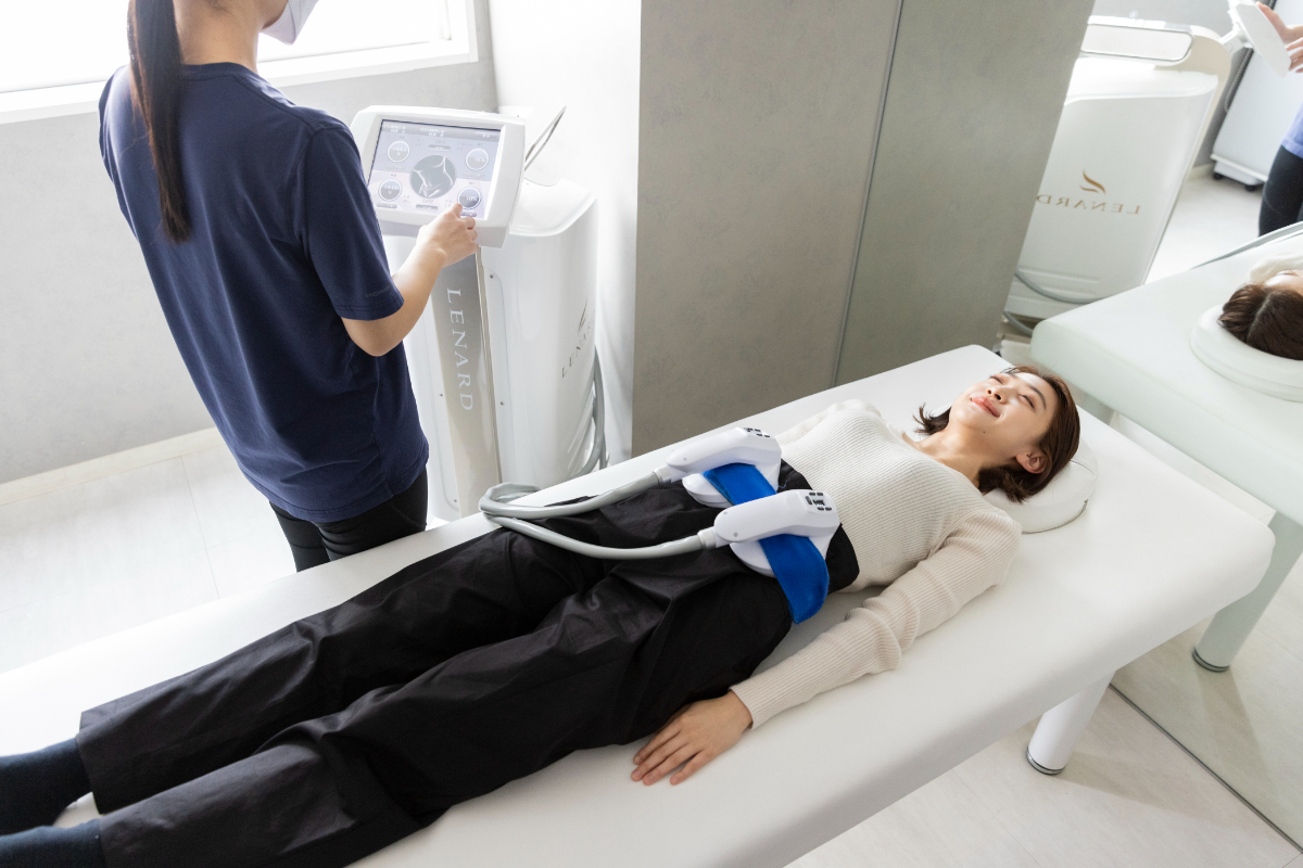 わずか20分寝ているだけで、腹筋運動やスクワット1万回以上に相当！ “寝ながら楽やせ”が叶う「マグニート」